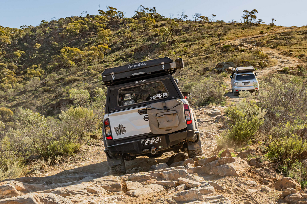 Alu-Cab Explorer Canopy suit Navara NP300
